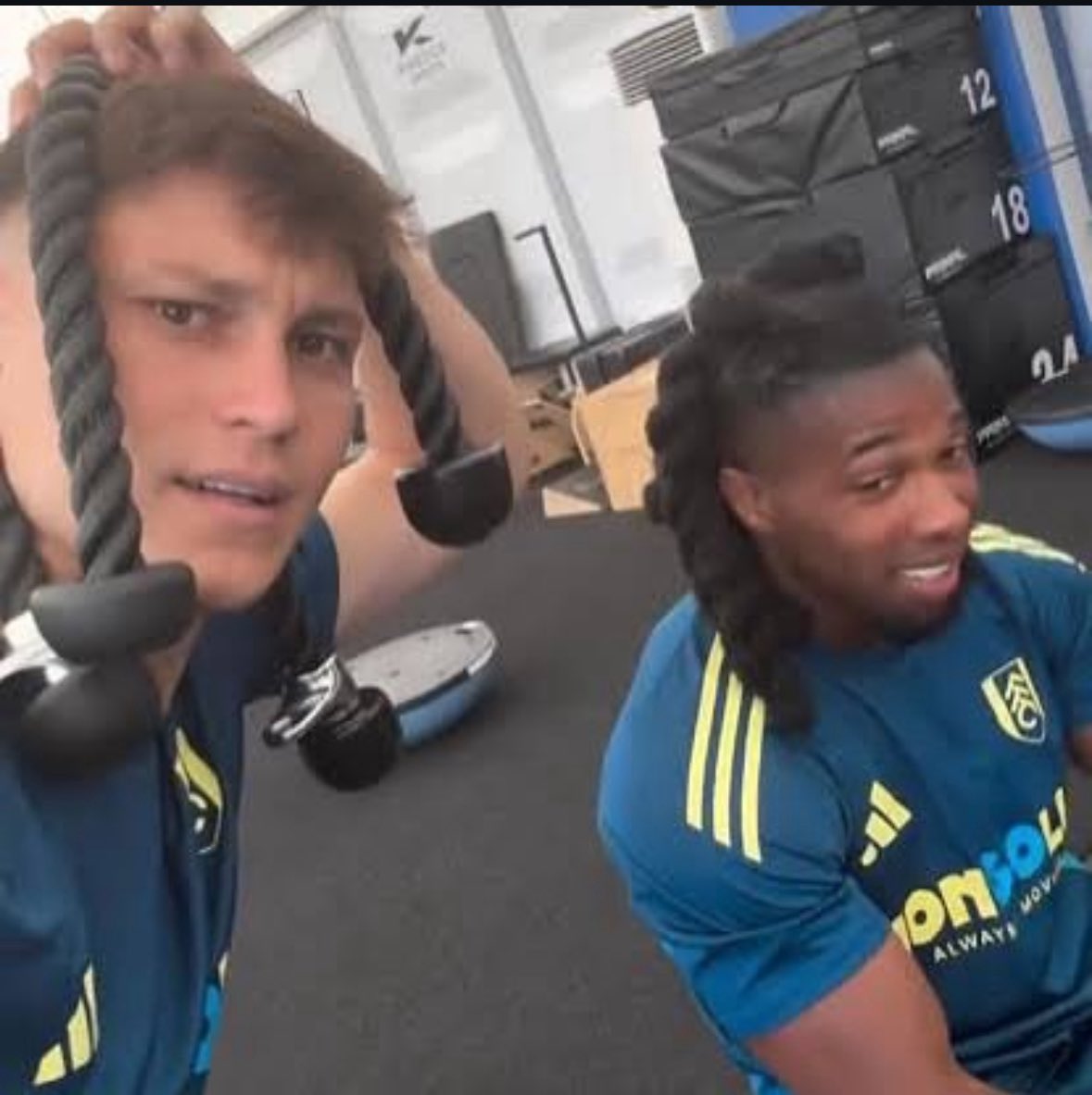 Kız: beni adriana limaya benzetiyorlar ya
O sırada biizim benzetildiğimiz en normal şey