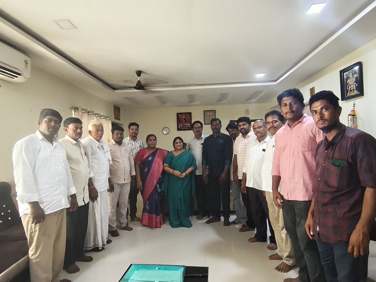 నందిగామ నియోజకవర్గ జనసేన పార్టీ సమన్వయకర్త శ్రీమతి తంబళ్ళపల్లి రమాదేవి గారిని మర్యాదపూర్వకంగా కలిసిన కంచికచర్ల మార్కెట్ యార్డ్ డైరెక్టర్ గా నియమితులైన శ్రీమతి బోయిన లక్ష్మి గారు.

<a href="/JanaSenaParty/">JanaSena Party</a> <a href="/PawanKalyan/">Pawan Kalyan</a> <a href="/JSPShatagniTeam/">JanaSena Shatagni</a> <a href="/JSPVeeraMahila/">JanaSena VeeraMahila</a> 

#janasena #pawankalyan