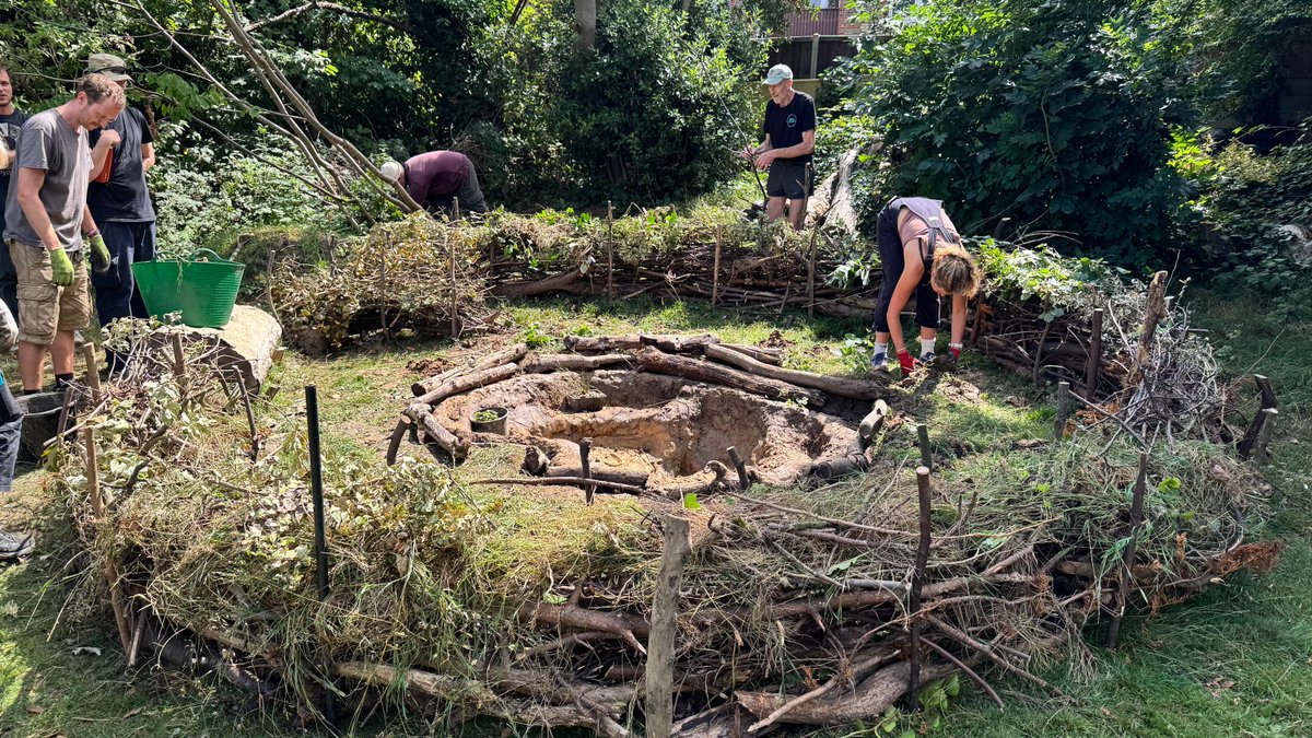 The #LondonBlueChain team returned to Mayow Park to repair a ripped pond liner. 

Working with <a href="/ProjectOrchard/">The Orchard Project</a> &amp; <a href="/MayowPark1/">MayowPark</a> they removed it to trial a clay-based pond, adding a dead hedge for protection. 

Now, we wait… ⏳💧
