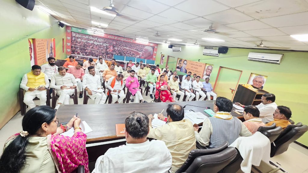 आज लखनऊ में अवध क्षेत्र कार्यालय पर अवध क्षेत्र के क्षेत्रीय पदाधिकारी, जिला अध्यक्ष एवं जिला प्रभारियों की संगठनात्मक बैठक को संबोधित किया।