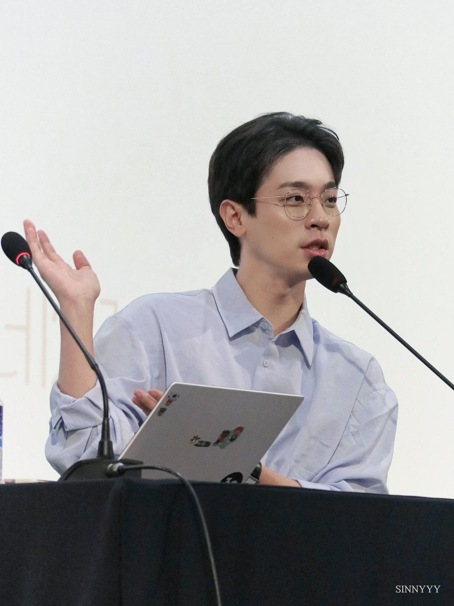 SINNYYY2361's tweet photo. 250809 | 씨네21 30주년 특별전
지극히 사적인 영화관: <킬러들의 수다> GV #박정민

가리킬 때 양손으로 가리키는 행동. 
몸에 깊게 배인 이런 예의, 정말 좋아🙊💞 https://t.co/iuI2inaltK