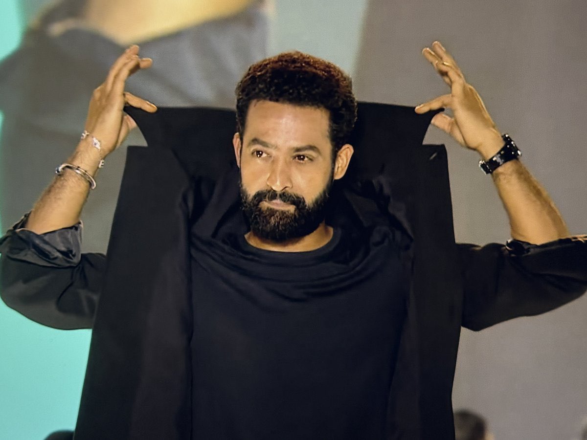 ChittoorNTRFans's tweet photo. @vamsi84 @tarak9999 @iHrithik Waiting 🔥 @tarak9999 #War2 https://t.co/htuprbZfwR