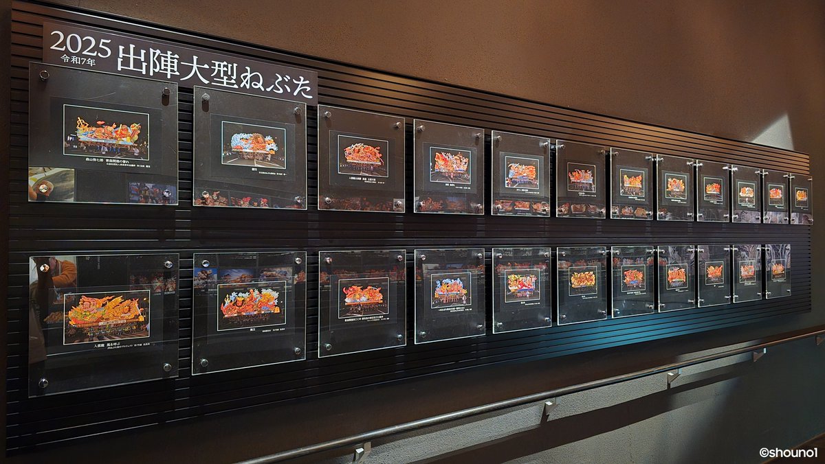 【2025年 出陣大型ねぶたとねぶた大賞】

ねぶたの家ワ・ラッセ2階「歴代ねぶた大賞」パネルに、今年の大賞作品が新たに追加されました。

🏆 2025年ねぶた大賞
「海王（かいおう）」
制作者：竹浪比呂央（第7代ねぶた名人）

2016年以降、竹浪名人と北村麻子さんが数多く大賞を受賞しています。