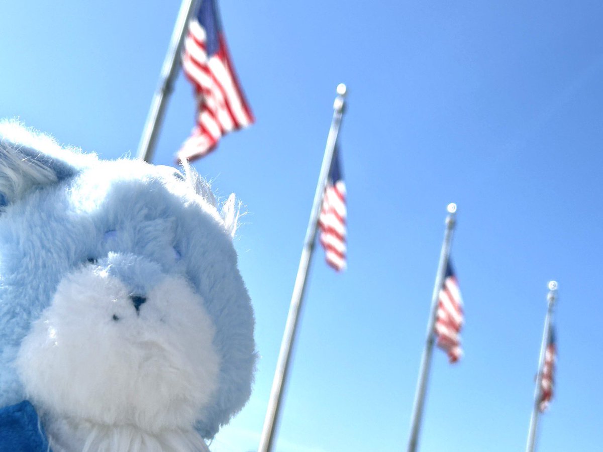 ミブロウです🐺
 
今年も、#オタコン inワシントンD.Cに、
宣伝隊士として参加！

梅田さん、竹内さんと共に、
アメリカの皆さんに、
 #青のミブロ の魅力をたくさんお届けして来ました！⚔️
 
#梅田修一朗
#竹内良太
#Otakon2025
#Otakon