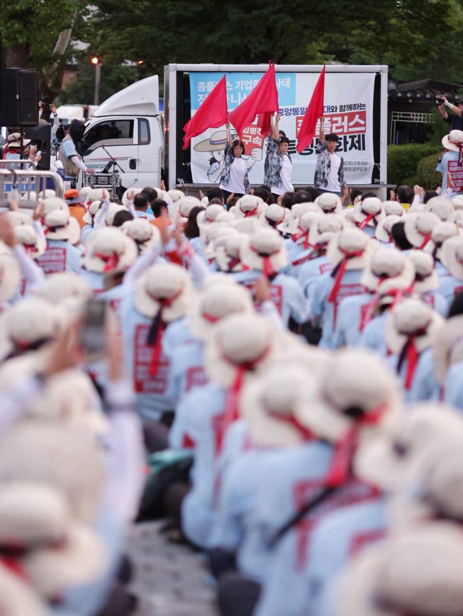 말벌동지들과 
민주노총 통일선봉대 동지들의
훌륭한 공연으로
역대급 투쟁문화제가 되었습니다