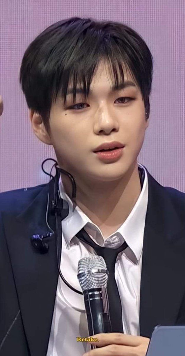 AmizaSherry's tweet image. It's been a while since the last time he had black hair.🥰🥰