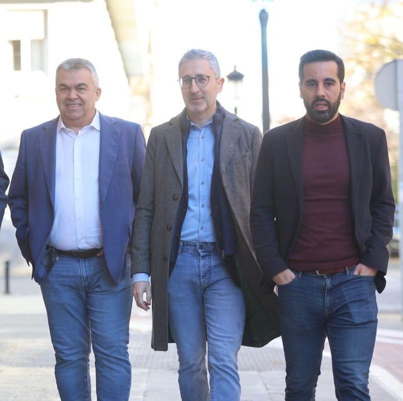 Esta foto también es del año pasado, con tu amigo y jefe Santos Cerdán.