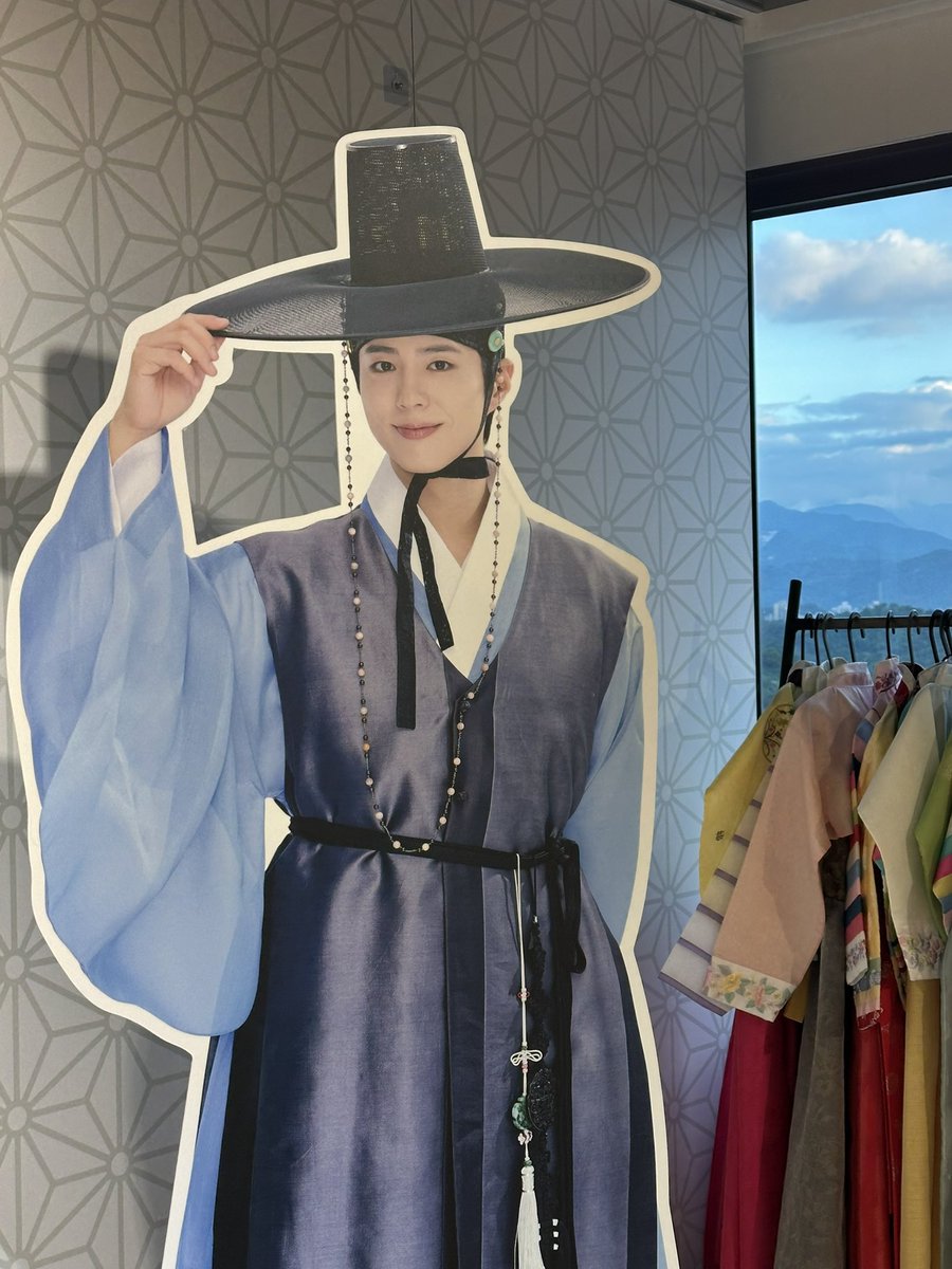 한국의 과거와 현대의 미를 모두 완벽하게 보여주는거 너무 기가막히잖아