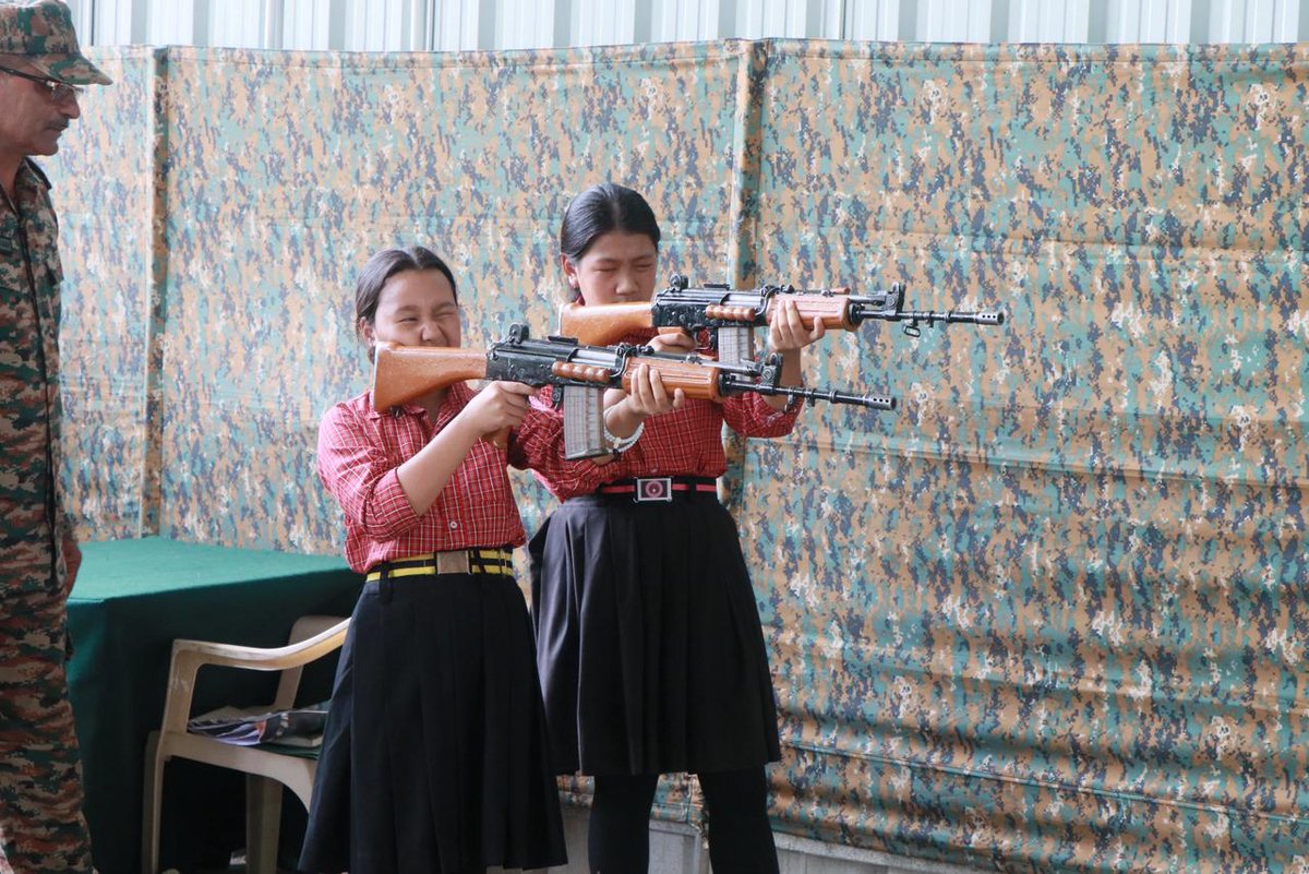 MyGovArunachal's tweet image. The event featured a stall on skill development through Tuting’s crops, a drone simulator laboratory tour, and a weapon and equipment display, engaging students, youth, women, veterans, and entrepreneurs in community-building activities.

#BorderDevelopment #EmpoweringCommunities
