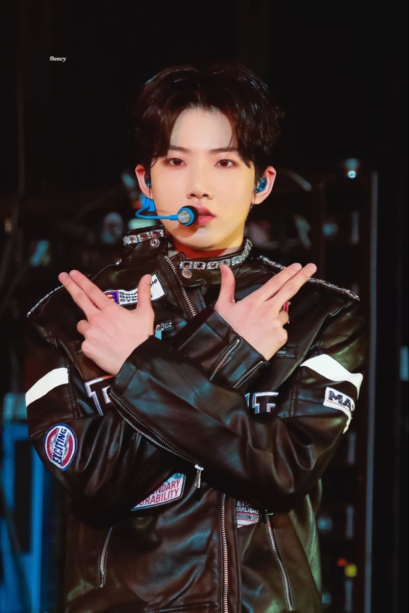 ขอพี่จุนกยูลุคนี้ ผมทรงนี้อีก มันสำคัญกับชีวิตเรามาก ใครก็ได้ ได้โปรดล่ะ ฮีหล่อมากจริง ๆ ทุกคนช่วยกันกินกรรไกรให้หมดเกาหลีหน่อยเถอะ 😭