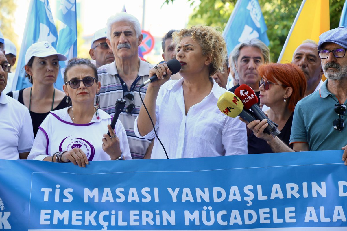 KESK1995's tweet photo. Yetkinin asıl sahipleri olan sendikalı, sendikasız tüm kamu emekçilerini, tüm sendikaları ve Konfederasyonları;
✔️İnsanca Yaşamaya Yetecek Bir Ücret, ✔️Güvenceli İstihdam- Güvenli Gelecek, ✔️Demokratik- Adil Bir Çalışma Yaşamı,
✔️Halktan Yana Bir Kamu Hizmeti 
✔️Gerçek Bir Toplu Pazarlık Hakkı
ve tüm taleplerin hayat bulması için birlikte mücadele etmeye,  yeni bir satış sözleşmesine izin vermemek için seslerini yükseltmeye, iktidarın hepimizle dalga geçen teklifine karşı ortak mücadeleye çağırıyoruz!

Birleşe Birleşe Kazanacağız!