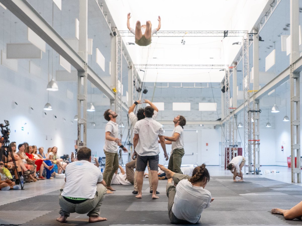 LavaVLL's tweet photo. Hoy nuestra Sala Blanca se ha llenado para el ensayo abierto de #Uparte, en residencia con El viaje de Sísifo. Acrobacias espectaculares, fuerza y poesía en un adelanto que promete un espectáculo de altísimo nivel técnico. #CircoContemporáneo
https://t.co/6AVrTwcahz https://t.co/a5fAWBWm0T