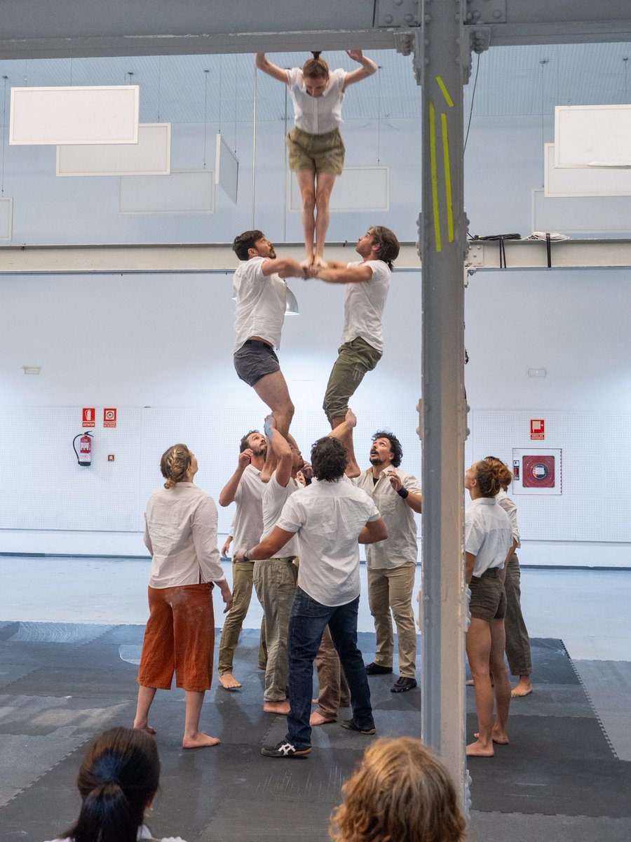 LavaVLL's tweet photo. Hoy nuestra Sala Blanca se ha llenado para el ensayo abierto de #Uparte, en residencia con El viaje de Sísifo. Acrobacias espectaculares, fuerza y poesía en un adelanto que promete un espectáculo de altísimo nivel técnico. #CircoContemporáneo
https://t.co/6AVrTwcahz https://t.co/a5fAWBWm0T