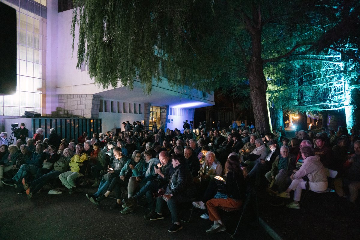Per això, la central hidroelèctrica d’Esterri d’Àneu va obrir les seves portes i es va convertir per una nit en escenari.

Allà hi van sonar l’Anna Roig i en Carles Belda, mentre que el Tastàneu hi va posar el toc de sabors del Pirineu per tancar la vetllada.