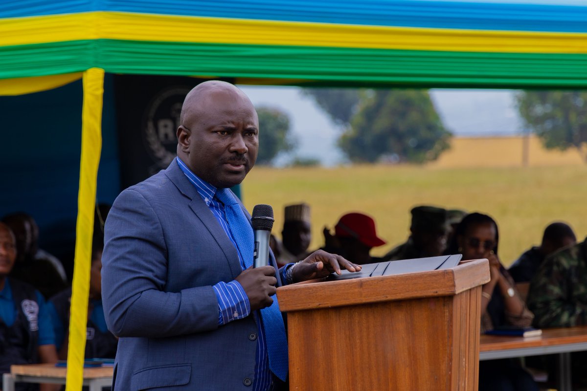 rulindodistrict's tweet photo. Guverineri w'intara y'Amajyaruguru @gahundemaurice yibukije abaturage bo mu murenge wa #Masoro ko kubungabunga ibidukikije ari inshingano za buri wese ashimira @RIB_Rw yateguye ubu bukangurambaga asaba abaturage kureka ubucukuzi bw'amabuye y'agaciro butemewe. @RwandaMinesB https://t.co/dFf4BYEeCY
