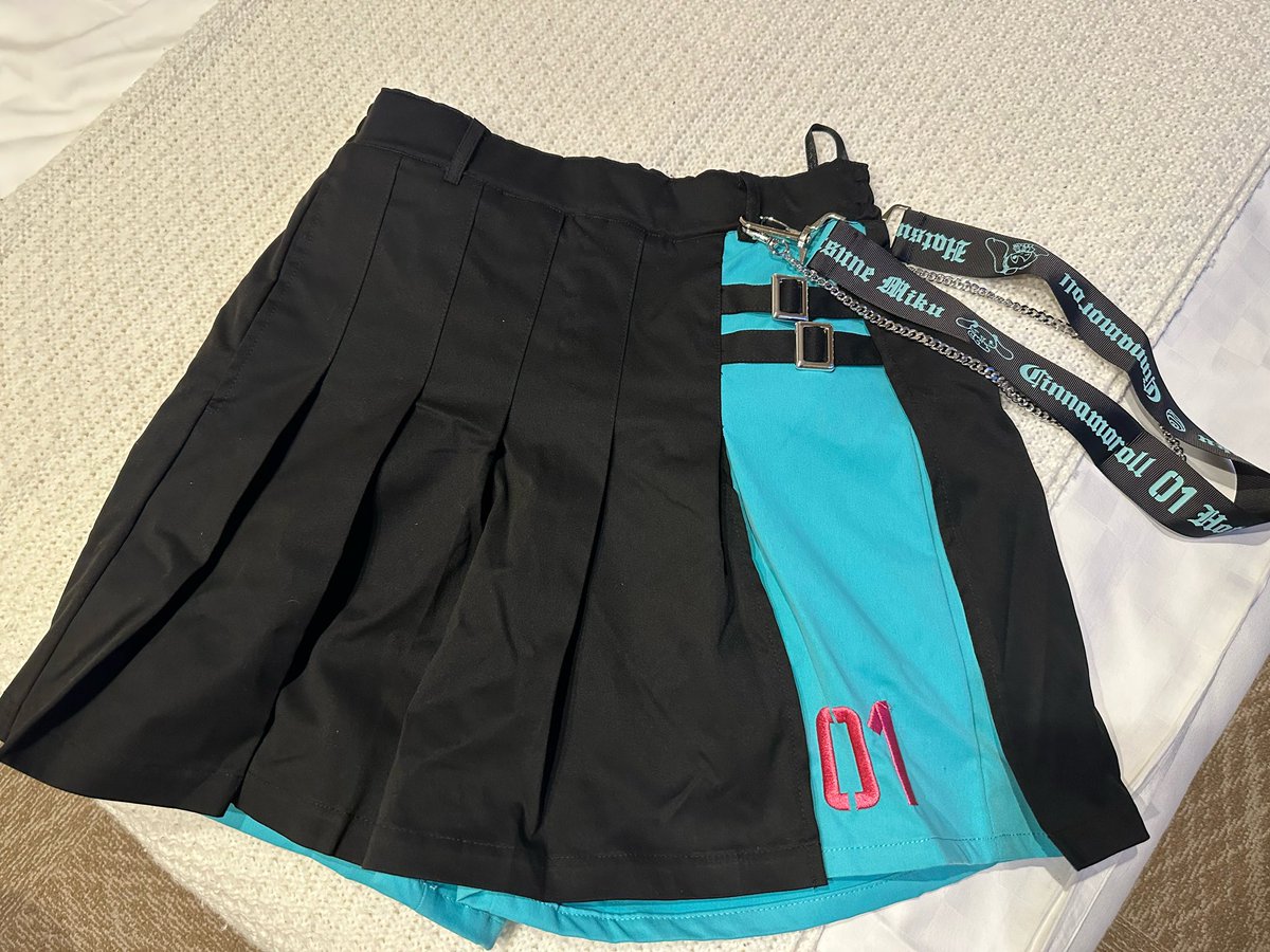 Cinnamaroll X Miku shorts/skirt. Yes please 💜