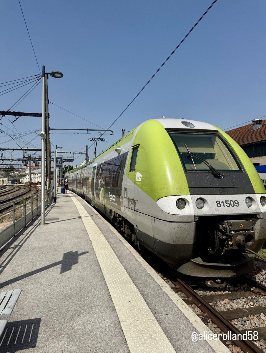 En cette période de forte chaleur pensez à vous hydrater régulièrement 😉

Aujourd’hui demi tour Dijon avec le #TER893160 puis retour sur le #TER893017 arrivée à Nevers et en théorie à 16h29💪🏼

Les journées sont dures par cette chaleur courage à tous ceux qui taff dehors ☺️