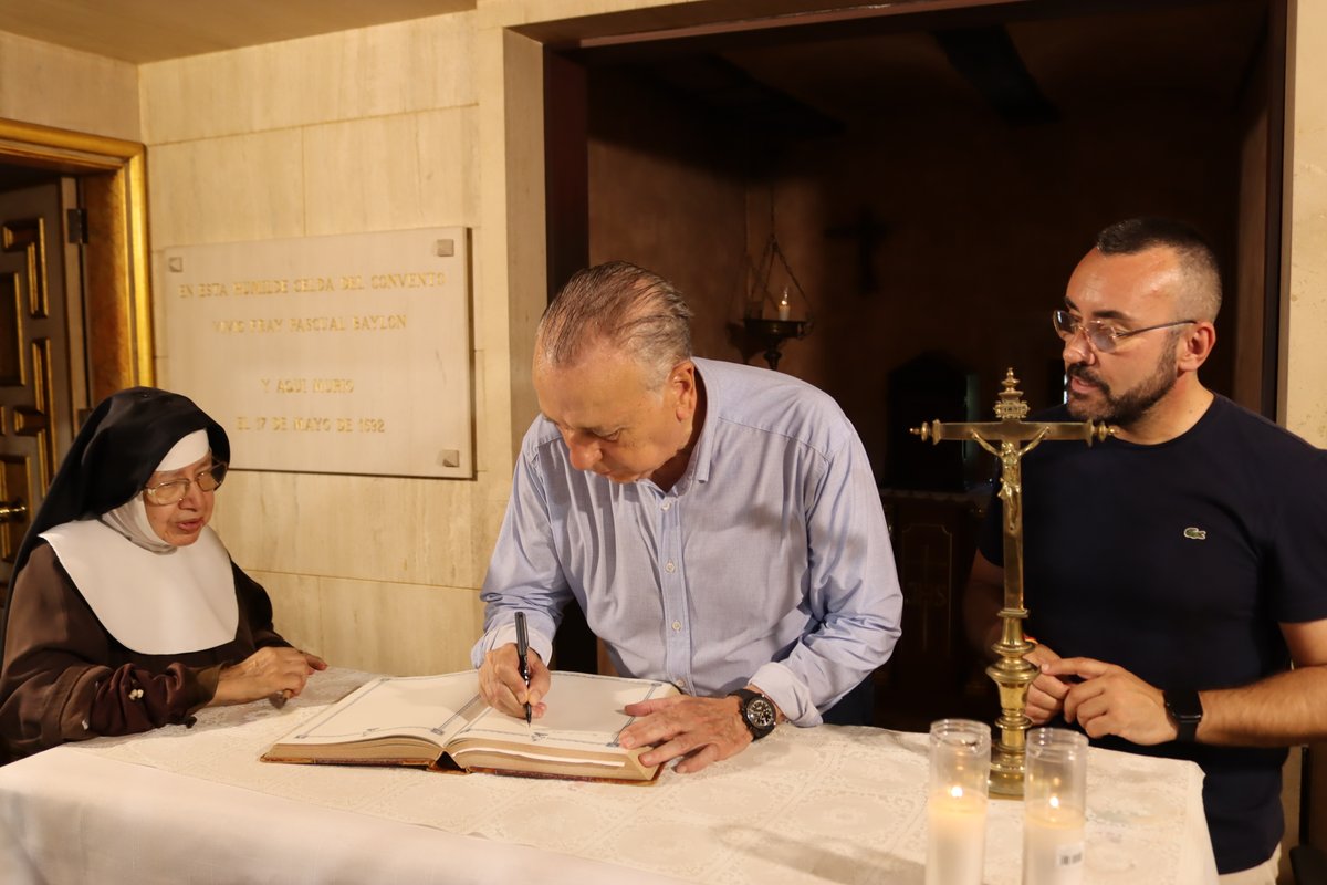📸 Vila-real, grogueta per tradició 💛⚽🏟️
L’alcalde José Benlloch i la corporació municipal acompanyen el <a href="/VillarrealCF/">Villarreal CF</a> en la tradicional ofrena als patrons.

📷✨ Més imatges 👉 flickr.com/photos/ajuntam…

#Vila_real #Groguets #Ofrena #Tradició