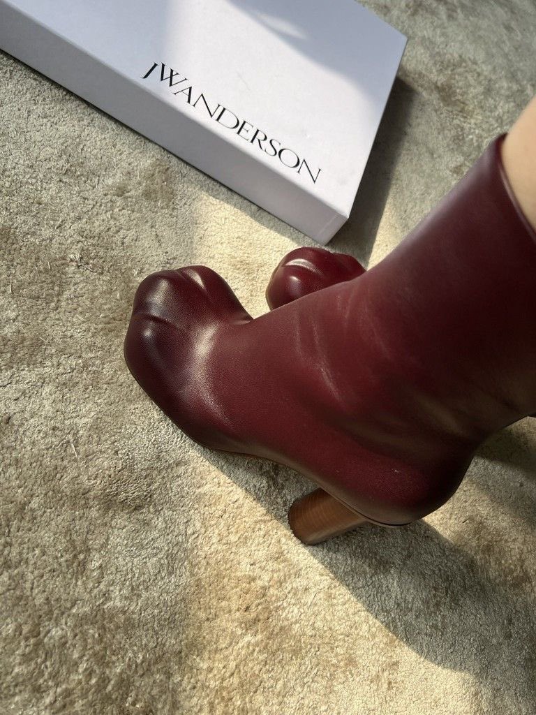 pinkglitterie's tweet photo. JW Anderson paw boots in burgundy https://t.co/Z2kcyoggsc