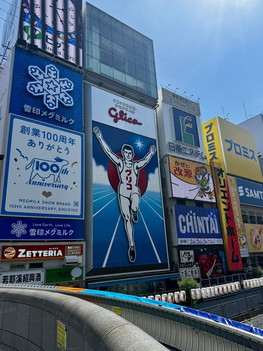 3869camp's tweet photo. 先週は仕事で福井県の鯖江に出張

前乗りで前泊地の大阪観光
タイミングよくやってたファンタスティックフォーのコラボカフェへ
なんばでぐるっと買い物し大阪城を見に

想定はしてたがやはり暑い
空港出た瞬間サウナに入ったかと思った https://t.co/csij5CTj6b