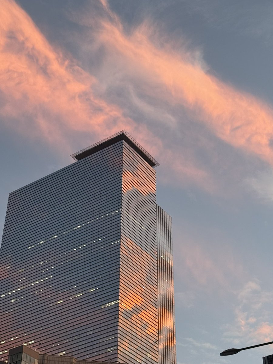 다들 사진 찍길래 하늘 봤더니 넘 이뽀서 나도 찍었당 마침 엄마한테도 영통와서 하늘 보여줬어😀 울산은 비온대