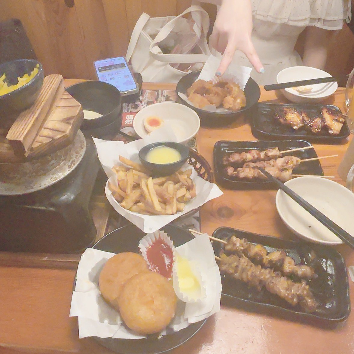 .

お友達と鳥貴族🐔✨

にこは塩も好きだけど

どっちかって言われたら

タレ派なんだけどふぉろわさんは

焼き鳥の味塩とタレどっちが

好きですか(⊃´⤙`⊂)？？

塩とタレ以外でも大丈夫です⋆⸜🙆🏻‍♀️⸝‍⋆

.