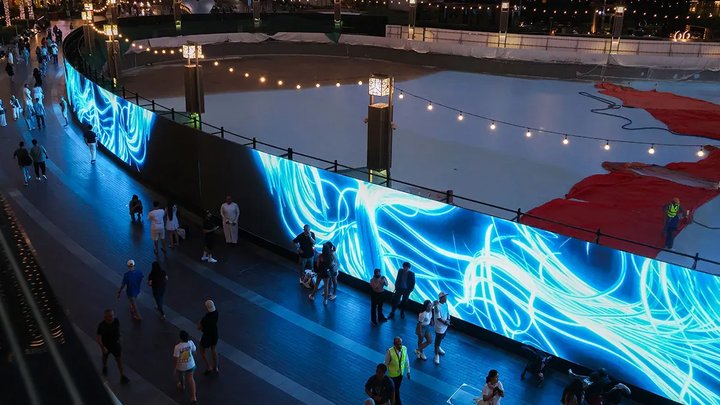 ZBandTech's tweet image. Why mask renovations with boring billboards when you can utilize a quarter-mile-long LED display instead?  #proav  #ledwall

bit.ly/45qySSE