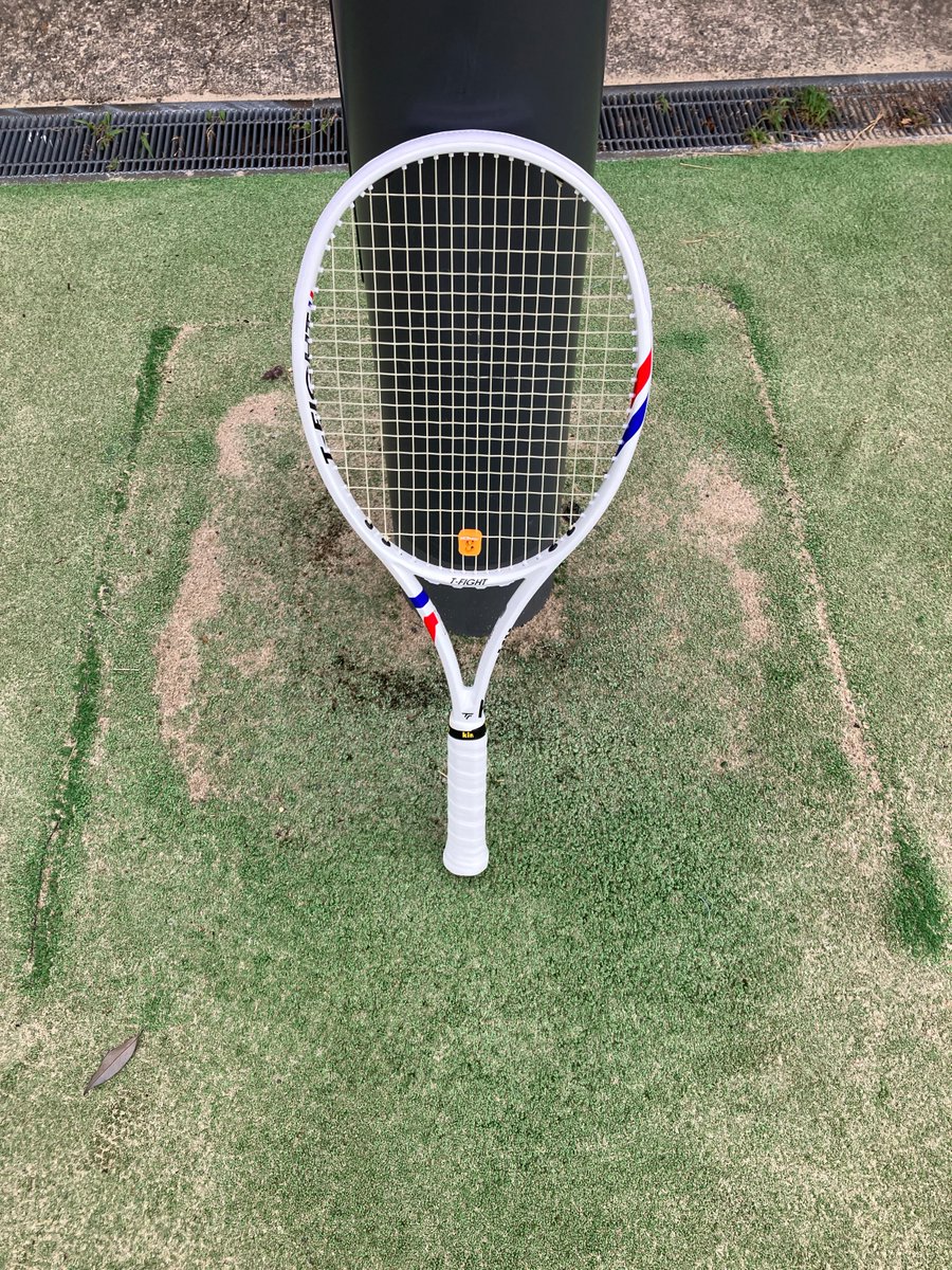 mayz7's tweet photo. T-FIGHT305SにXR3を50LBSで張って練習会に参加した。球の軌道は低く直線的だった。スピンはあまりかかってないがこれは自分が下手なせい。また、球速が上がったような気がする。飛ばすには振るしかないが、それが試合に向いてるように思う。#テクニカルバランス https://t.co/bim5NINzF4