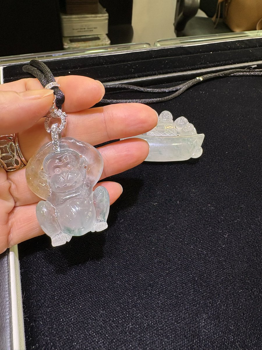 二十年前幾個朋友去逛珠寶店買翡翠，一直對我很好的大姐姐覺得這個冰種翡翠猴子應該賣給我，被女醫生捷足先登買去了，她今天戴出來，我開玩笑說我加錢跟你買，5千、1萬加上去，一直加到2萬，她都不肯，我說借我戴一下，我才剛取下來，她趕快搶過去背對著我一直笑，女人碰到珠寶就幼稚得像孩子搶玩具。