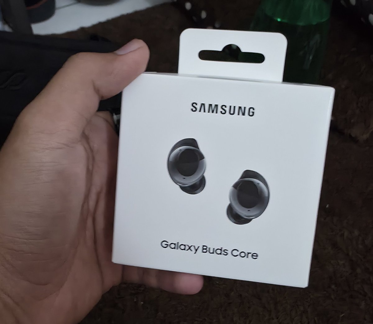 fachruldcu's tweet photo. Review singkat tws dari Samsung paling "terjangkau" ini: sounds quality just ok, active noise cancelling-nya gilak ajib banget (mungkin kebantu bentuknya yg ergonomis jadi fit di lubang telinga), baterainya juara awett!! Informasi ngga resminya sih dia pake dynamic driver 6,5 mm. https://t.co/UPqsKJ8Ugr
