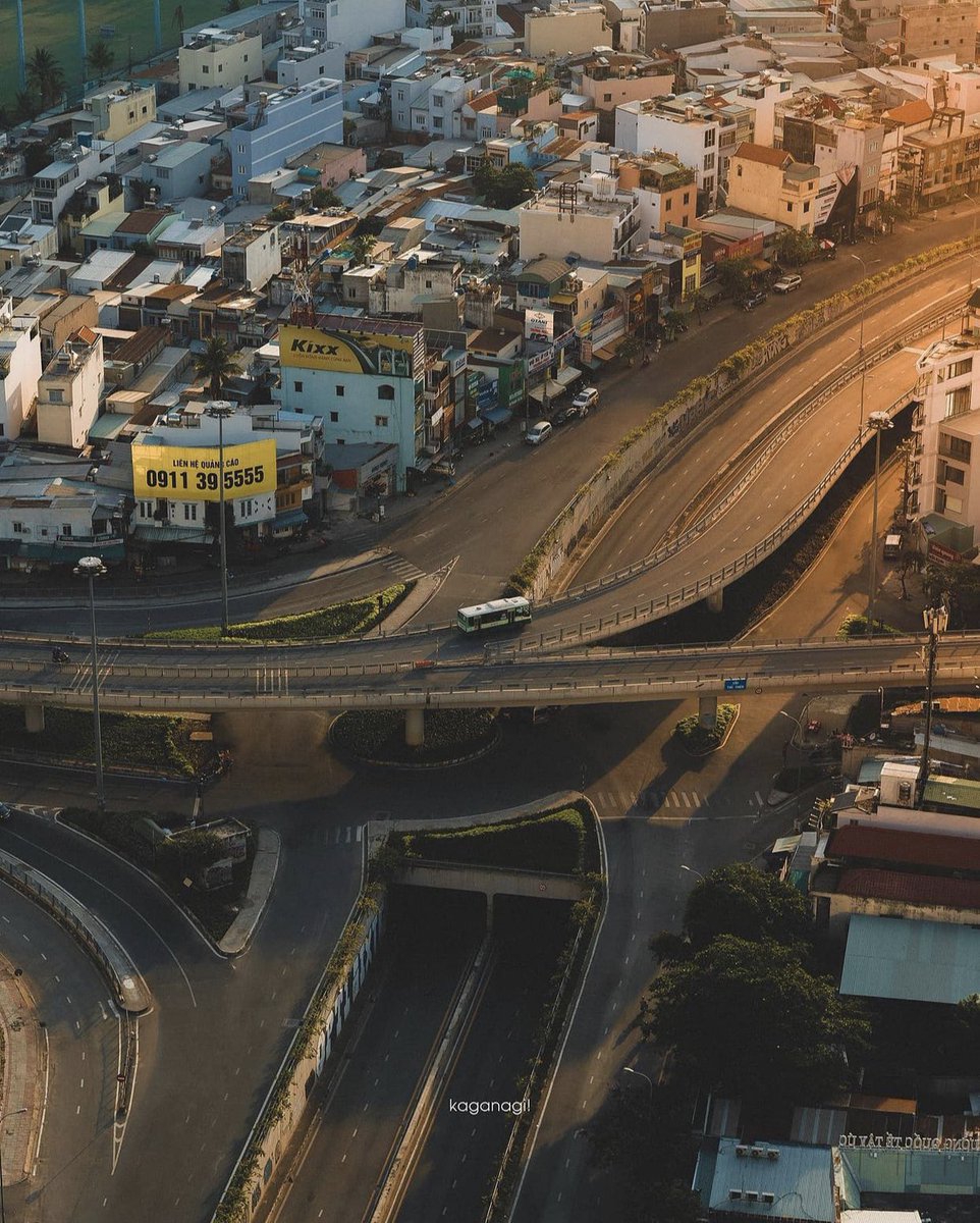 maxtrixeth's tweet photo. Taken in 2021, at the height of the COVID outbreak — everything was locked down, and the streets were completely empty. https://t.co/PZU1oxXPoO