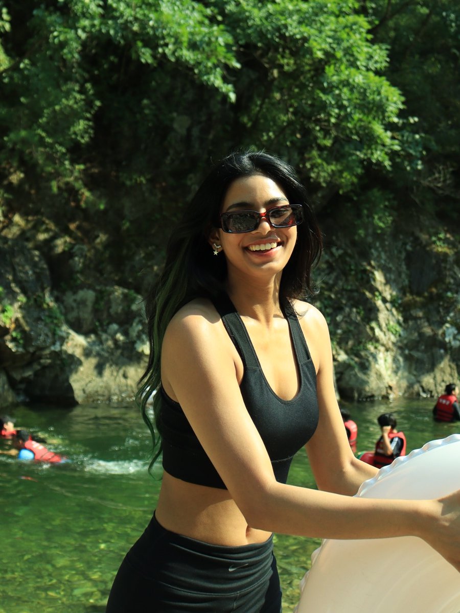 Sriya stuns in new Summer pics🌻💛