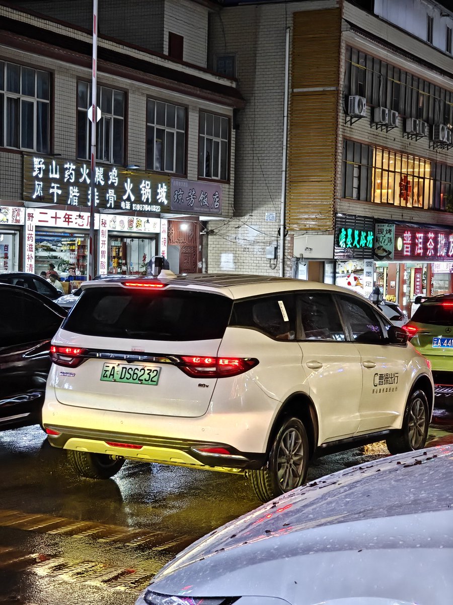 ridwanhr's tweet image. Pantes ya mobil di China kebanyakan listrik, wong beli bensin harganya 18rb perliter 😅