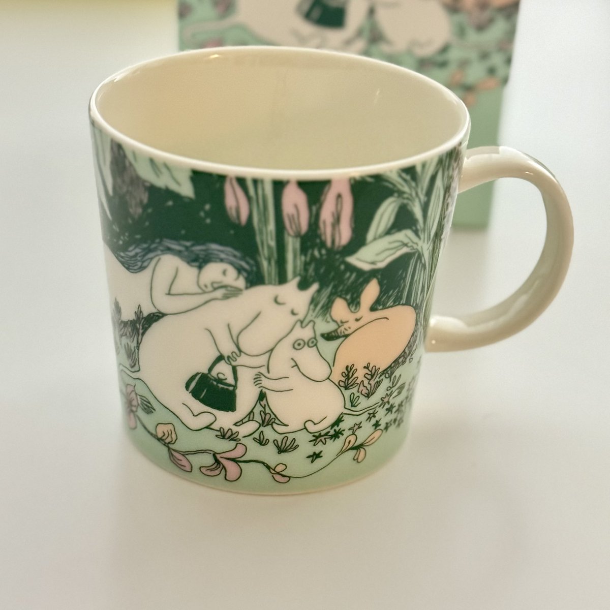 帰ったら我が家にも
サマーカード✨

ムーミンの日マグは
お店通りかかったらあったからついつい🤭
最初の小説『小さなトロールと大きな洪水』を記念したデザインが可愛い！