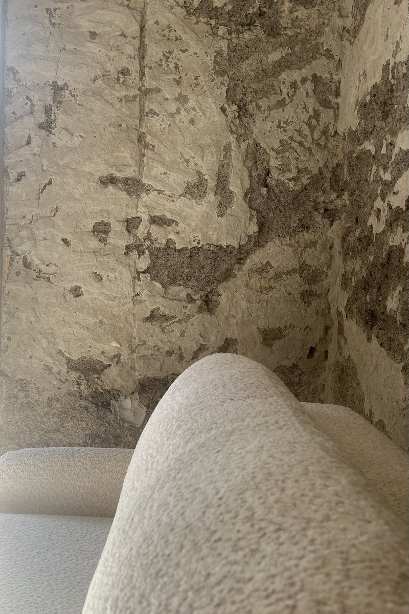 Kaže najmlađa komšinica (50+) u mom fruškogorskom kraju, koja se magičnim slučajem zove Zigi: “Videli smo da ti stiže nameštaj, baš je neki moderan!”

Indeed, Ziggy Stardust, indeed