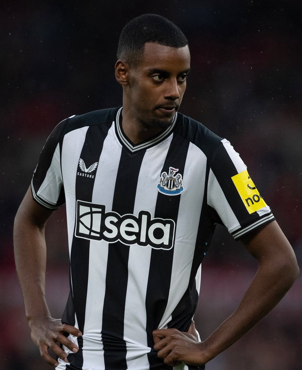 JBTFooty's tweet image. 🚨 | Alexander Isak has filed a restraining order against Eddie Howe, meaning the manager cannot come within 500 meters of him, making it impossible for Isak to play for Newcastle. 🇸🇪

(via @SkySportPL)