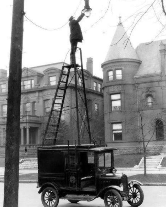 FotosDeFatos's tweet photo. Trocando lâmpada nas ruas dos EUA, c. 1910.

NR 35 VENDO ISSO: 😱 https://t.co/kA5UUZ74YR