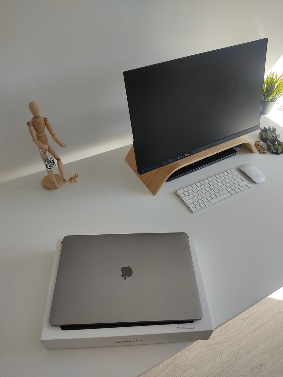 Sanırım <a href="/sahibindencom/">sahibinden.com</a>'da sevdiğim haklardan biri de 4 yıl sonra kullandığınız bilgisayar sizin oluyor. 4. yılı tamamlamanın verdiği hevesle birlikte bu arkadaş artık benim oldu. 🫶 Şimdi de bunu kız kardeşime hediye etme vakti. Akşama eve gel dedim, hediye edeceğimi bilmiyor.💃