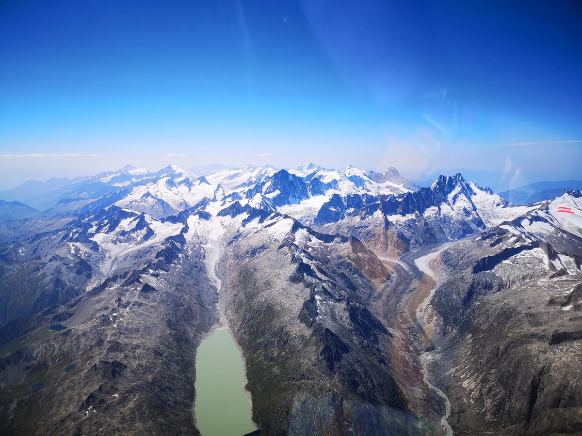 meteosuisse's tweet image. La masse d’air chaude et sèche sur les Alpes offre des conditions très favorables pour le vol à voile et le vol libre. Permettant aux ascendances de s’élever à haute altitude, elle fait le bonheur des libéristes et des vélivoles : meteosuisse.admin.ch/portrait/meteo…
Photo : H. Etterli