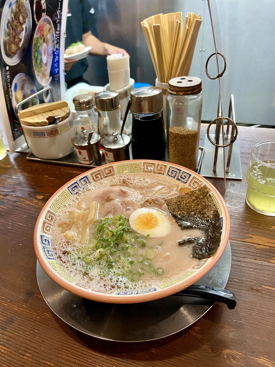 qgb61's tweet photo. 初の久留米大砲ラーメン
昔ラーメン食べたよ。
見た目よりあっさり食べれて美味しかった。
#久留米大砲ラーメン https://t.co/RYEciGcpDz