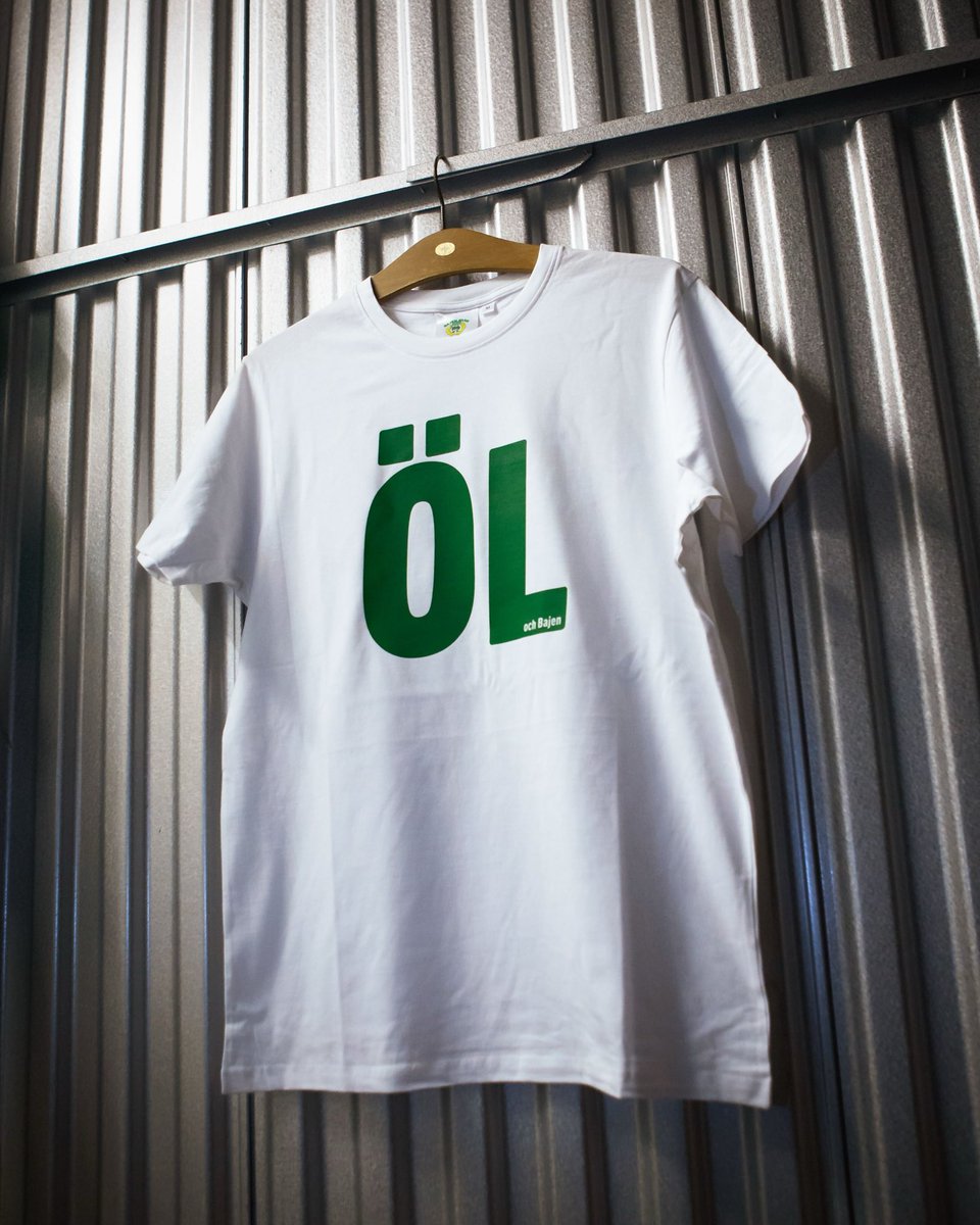 Väl på temat öl i plastlglas så kan du även klä dig i ÖL (och Bajen) igen.

Länk till tröjan 👇
bfshop.se/sortiment/t-sh…