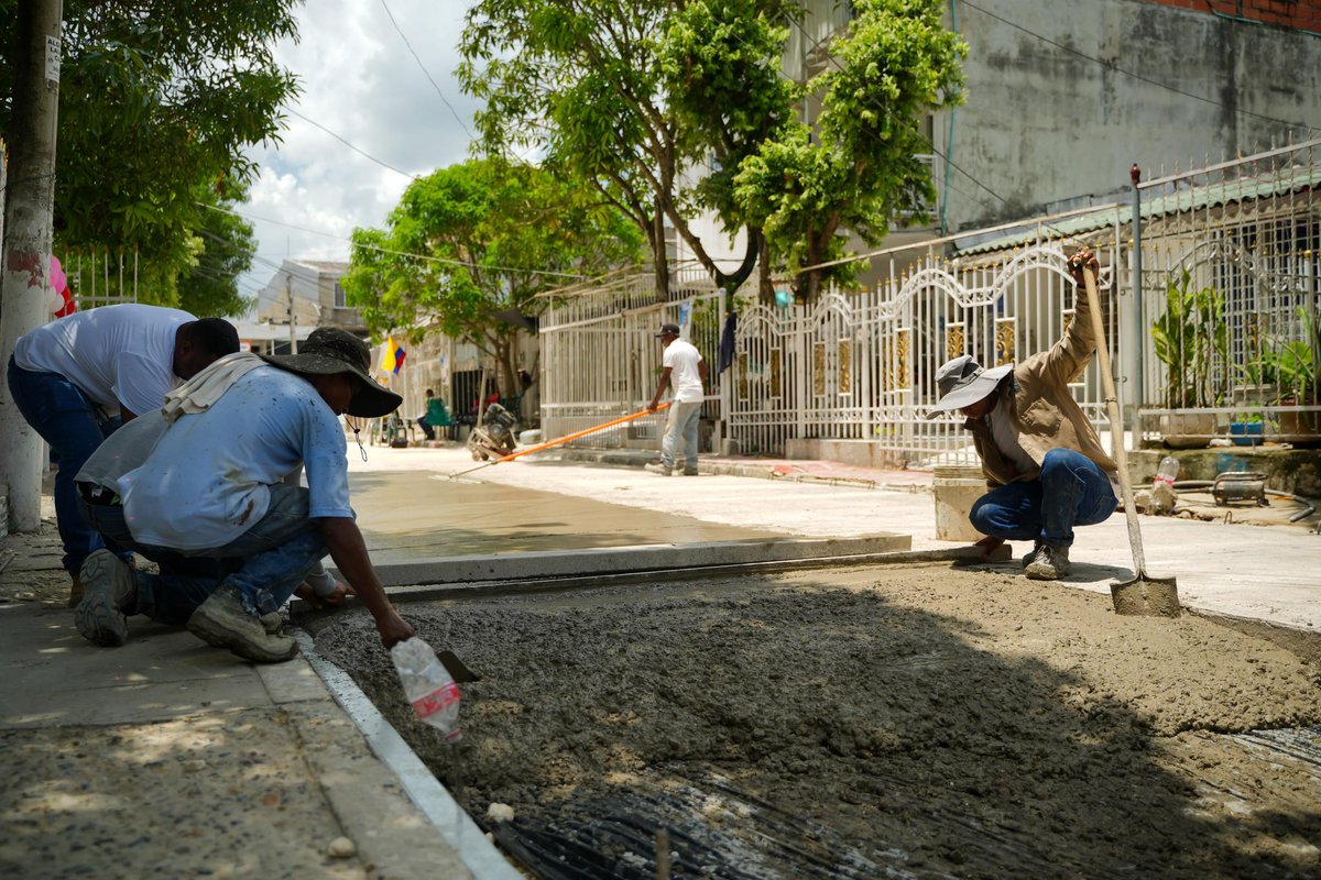 Yamilito Arana (@yamilharanap) on Twitter photo 🚧 Llegamos a Villa Grande de Indias junto a <a href="/claudiaturbaco_/">Claudia Espinosa</a> a ver cómo vamos con la pavimentación de 126 metros de calle y 256 metros de andenes.
La gente está contenta. Más de 300 beneficiados: la tienda del barrio, el gimnasio y muchas viviendas cuyos moradores llevan 🚧 Llegamos a Villa Grande de Indias junto a <a href="/claudiaturbaco_/">Claudia Espinosa</a> a ver cómo vamos con la pavimentación de 126 metros de calle y 256 metros de andenes.
La gente está contenta. Más de 300 beneficiados: la tienda del barrio, el gimnasio y muchas viviendas cuyos moradores llevan