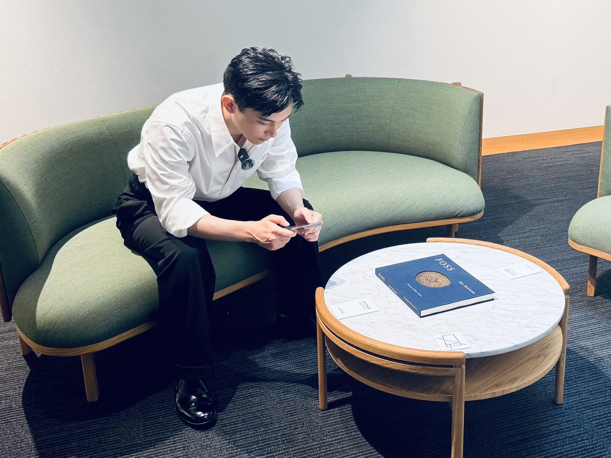 ryo_staff's tweet image. 代官山ヒルサイドフォーラムで開催中の #吉沢亮 写真展 #FOSS。#瀧本幹也 さんの素晴らしいお写真とアイスランドの美しい景色、そして吉沢のコラボレーションですが、実はカール・ハンセン&サン様からステキなソファなどもお借りしています🪑✨最初のお部屋のみ撮影可ですので、是非ご来場の記念に📸