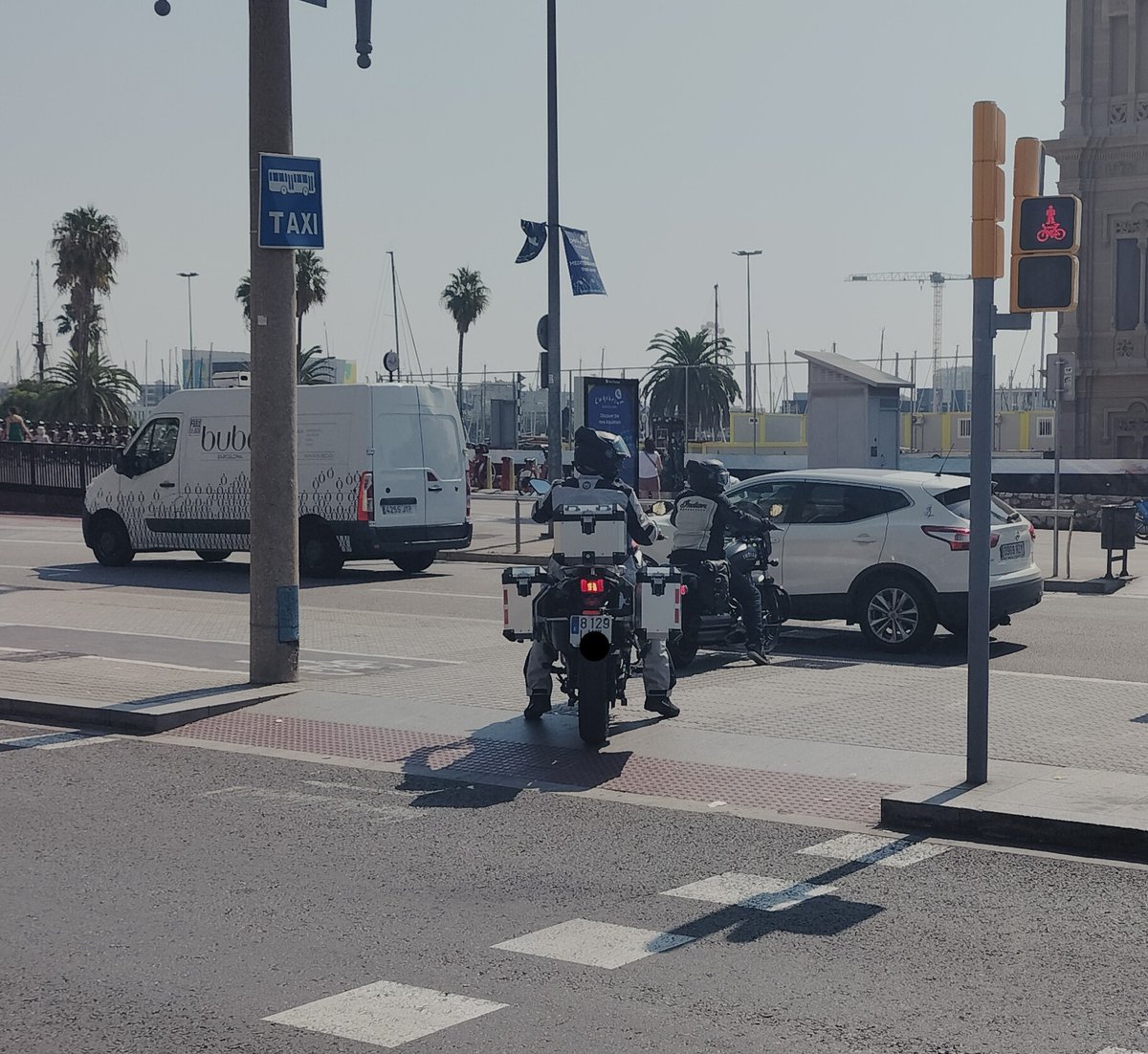 El típic motorista que es creu un vianant fent un pas de vianants, i en vermell! Un clàssic dels carrers amb dos sentits separats per mitgeres o carrils laterals. Es pot veure contínuament a Mitre, Diagonal, etc... I mai se'ls sanciona.
<a href="/ClubRACC/">RACC Mobility Club</a> <a href="/ANESDOR/">ANESDOR</a> <a href="/gremibcn/">GREMI TALLERS BCN</a>
