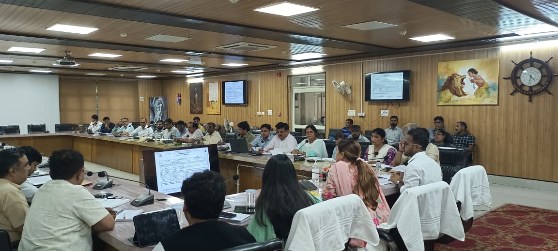 आज 12 अगस्त, 2025 को सी0एम0डैशबोर्ड की बैठक के दौरान जनपद के विभिन्न विभागों द्वारा संचालित की जा रही विभिन्न परियोजनाओं को जल्द-से-जल्द पूर्ण कर उनकी अद्यतन स्थिति पोर्टल पर अपलोड करने हेतु निर्देशित किया गया।