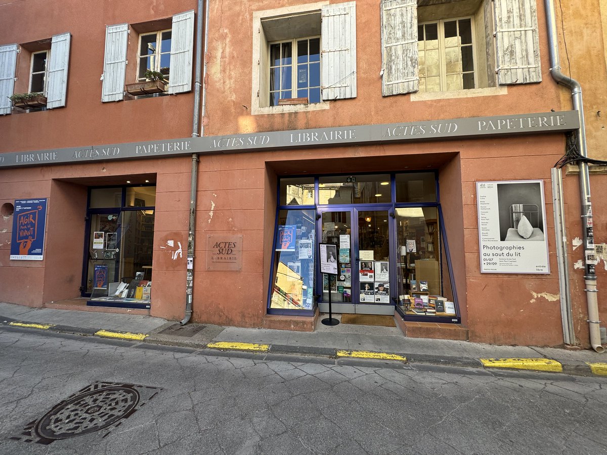 IziBook (@izibook) on Twitter photo #Salonsfestivals Livres et voix libres : Agir pour le Vivant célèbre la librairie comme lieu de résistance: À Arles, fin août, les rues se rempliront de mots. Romans, essais, manifestes… mais aussi voix, débats et récits partagés. Pour sa… dlvr.it/TMRjDj <a href="/ActuaLitte/">ActuaLitté</a> #Salonsfestivals Livres et voix libres : Agir pour le Vivant célèbre la librairie comme lieu de résistance: À Arles, fin août, les rues se rempliront de mots. Romans, essais, manifestes… mais aussi voix, débats et récits partagés. Pour sa… dlvr.it/TMRjDj <a href="/ActuaLitte/">ActuaLitté</a>
