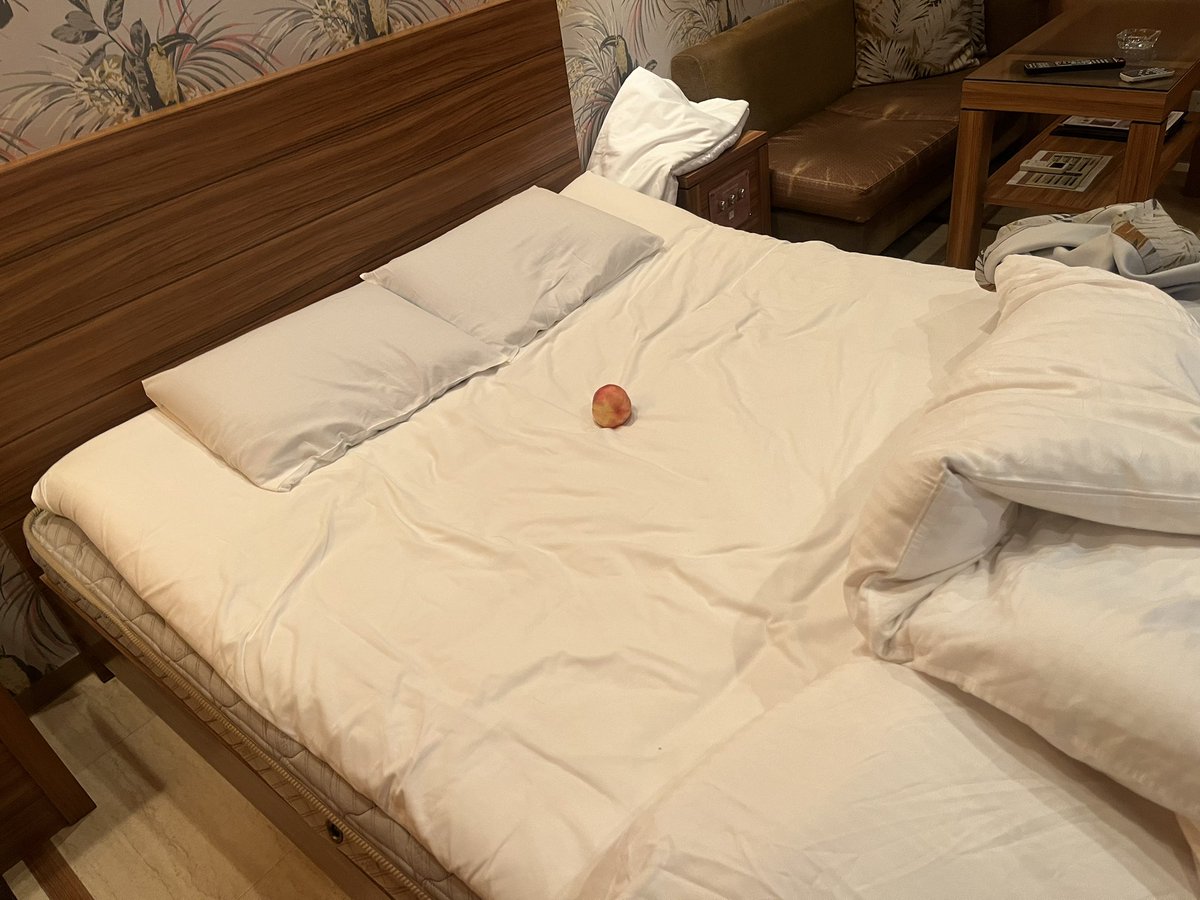 ベッドの上に桃    何故