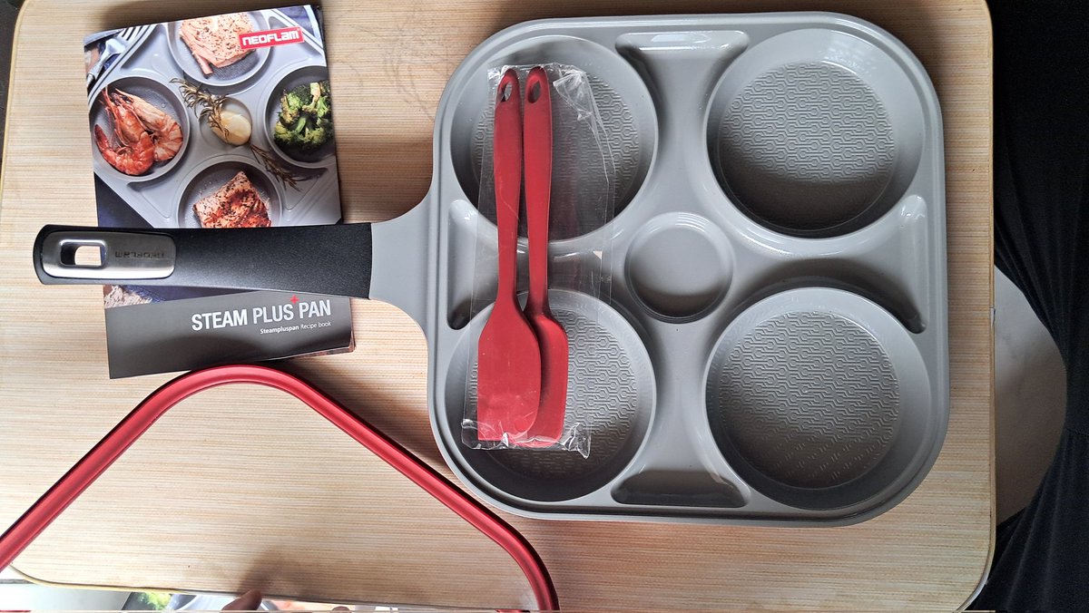 prameswaridhani's tweet photo. Guys, aku abis declutering. Good deals banget aku jual aja. Ada yang masih baru belum pernah dipake samsekkk, ada yang baru dipake beberapa kali ajaaa

1. Pisau Berlinger Haus set + talenan bambu
2. Neoflame Steam plus Pan + tutup kaca tebel + spatula silicon
3. Remington catokan https://t.co/02pqtaFw7d