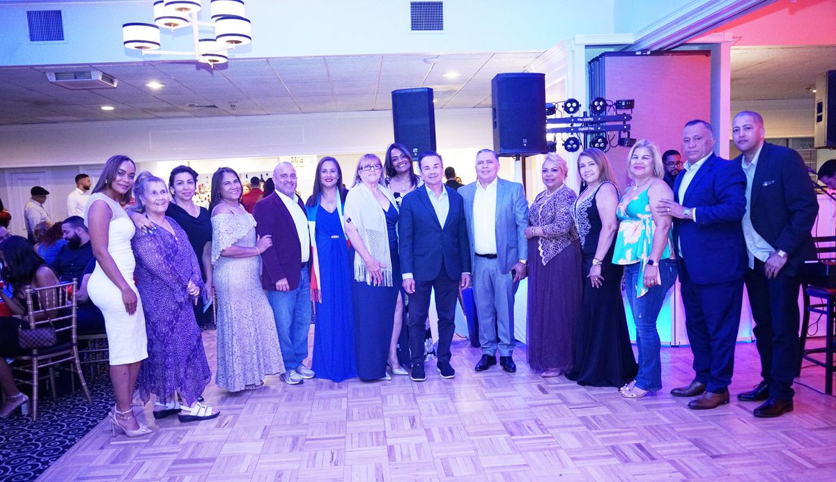 🇩🇴🏅 𝐆𝐫𝐚𝐧 𝐧𝐨𝐜𝐡𝐞 𝐞𝐧 𝐥𝐚 𝐆𝐚𝐥𝐚 𝐝𝐞 𝐥𝐚 𝐑𝐞𝐬𝐭𝐚𝐮𝐫𝐚𝐜𝐢𝐨́𝐧 𝐃𝐨𝐦𝐢𝐧𝐢𝐜𝐚𝐧𝐚 🎤💃
+240 personas celebraron con música, Hora Loca y orgullo 🇩🇴.
💐 Gracias a Lucas Pimentel, equipo LEAD y DACCT por hacerlo posible.
#OrgulloDominicano #CulturaYUnidad