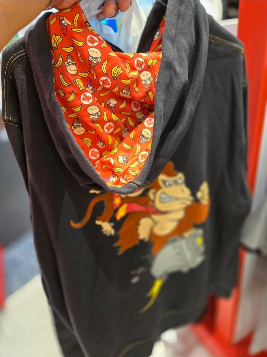 ImSpense's tweet photo. A missed opportunity. I didn't bring my Big Head Origins on vacation 🤦🏽‍♂️ On the bright side, I grabbed a dope Donkey Kong hoodie &amp; Cap. The Donkey Kong on the back of the hoodie is textured 🔥 #ootd #kotd #kicks #nike #snkrs #jordan #jordans #jumpman #jumpman23 #swoosh #dotswoosh https://t.co/b8IJPcNgZ0
